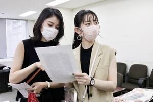 �~�X���j�o�[�V�e�B2021�t�@�C�i���X�g�����{���̎����{��{�ݏo�g�̏����B�ɐV���l�̐U�葳�p�̎ʐ^�B�e���v���[���g�B