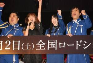 『大ヒット!』の気勢を上げる出席者。左からブラマヨ小杉竜一、朴ロ美、SKE48・松井玲奈、ブラマヨ吉田敬(C)ORICON DD inc.