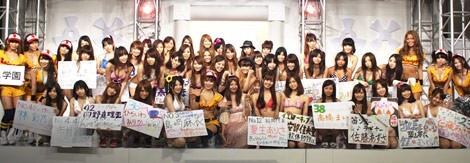 昨年の『汐留グラビア甲子園』参加者たち。約50人のグラビアアイドルが汐留AXに集合した(C)NTV