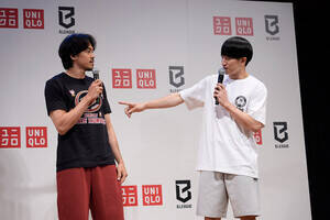 「ユニクロ×B.LEAGUE パートナーシップ締結発表会」に登壇した篠山竜青選手(左)と齋藤拓実選手(右)