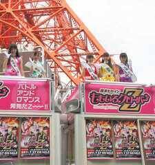 �����^���[�̒��ԏ�ŉ������s����������N���[�o�[Z�̃����o�[�B�����獲�X�؍ʉāA�L���ǉʁA�S�c�č؎q�A�ʈ䎍�D�A������(C)ORICON DD inc.